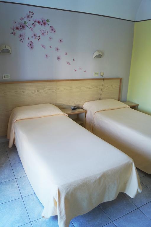 נוברה Hotel Stazione מראה חיצוני תמונה