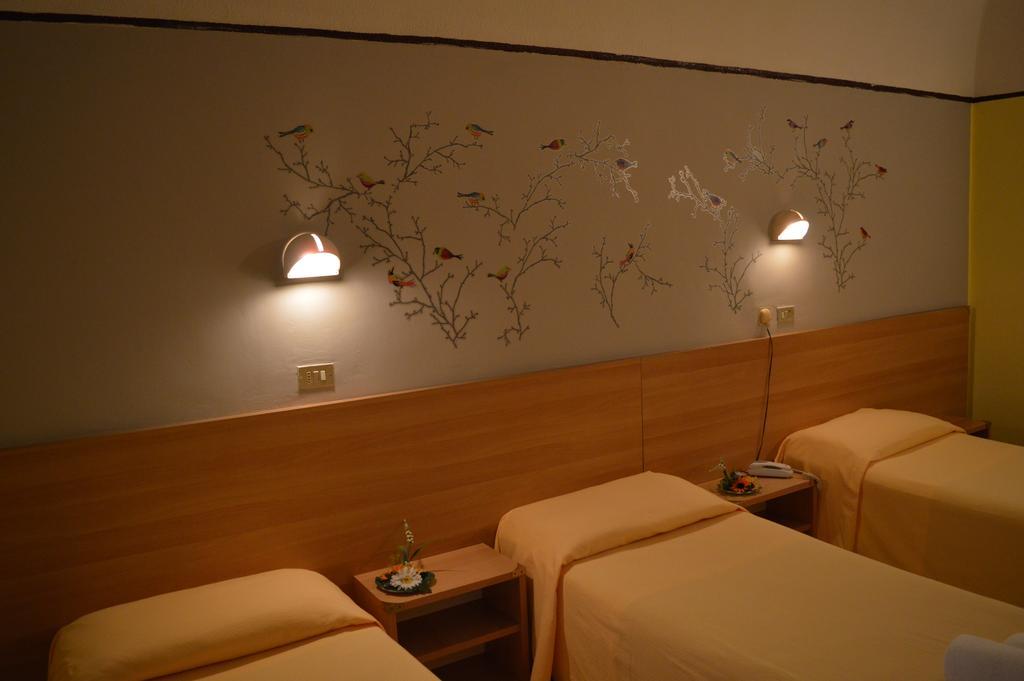 נוברה Hotel Stazione מראה חיצוני תמונה