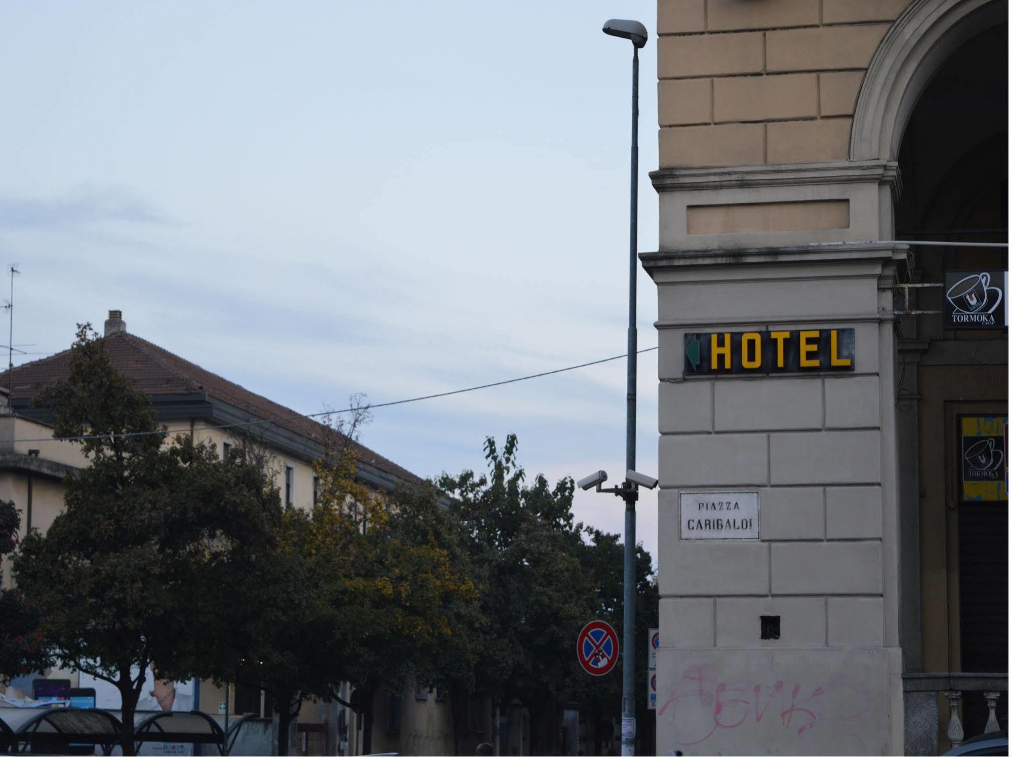 נוברה Hotel Stazione מראה חיצוני תמונה