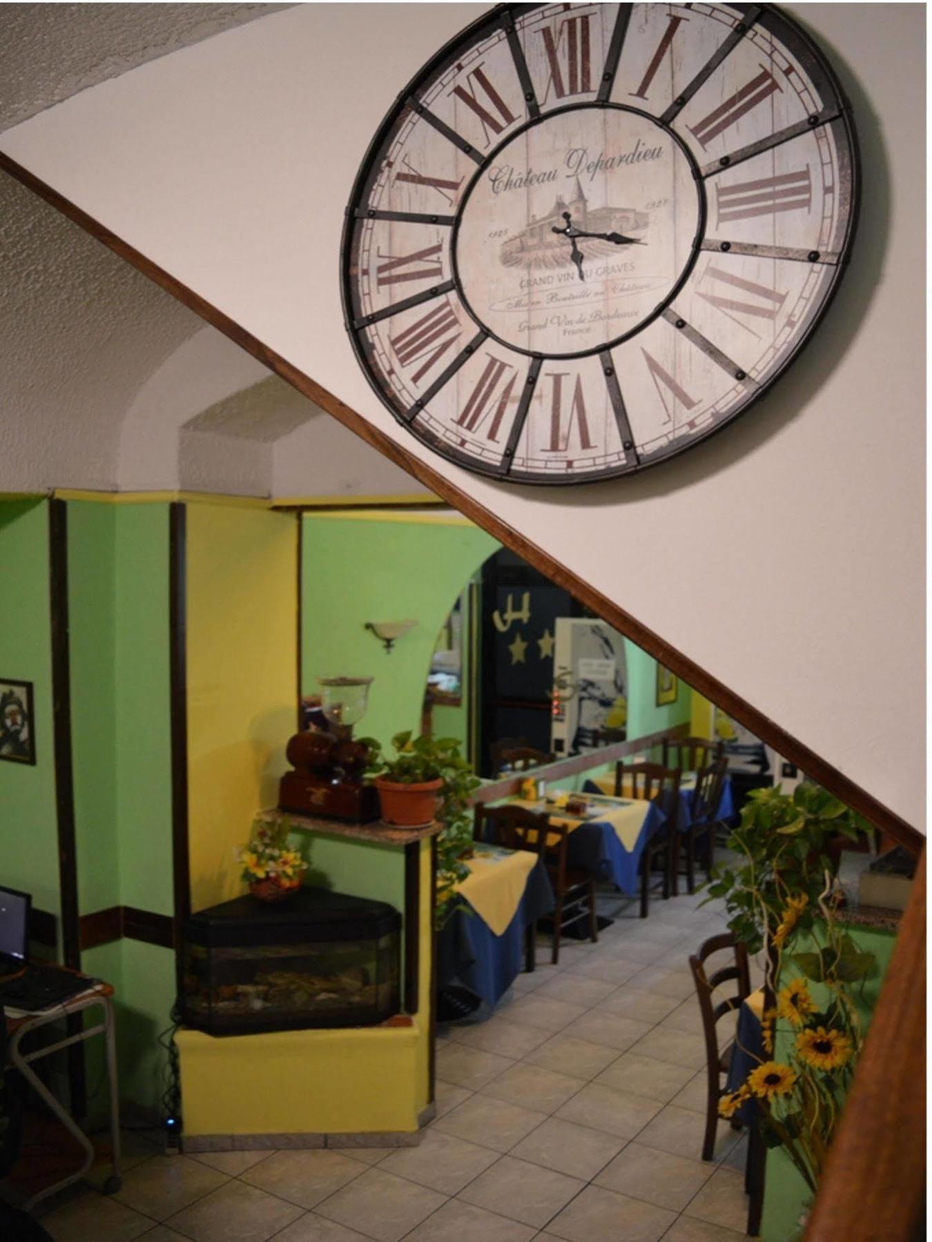 נוברה Hotel Stazione מראה חיצוני תמונה
