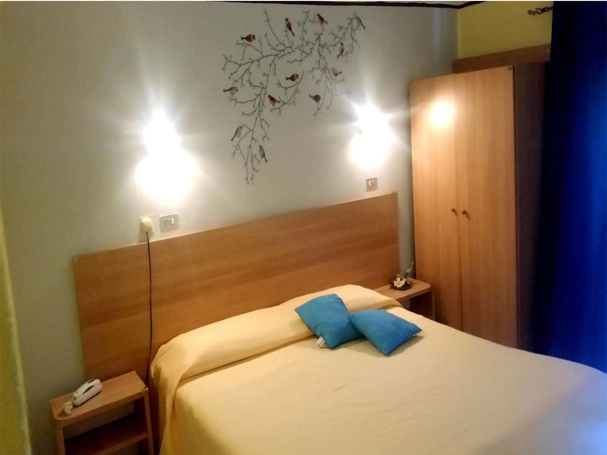 נוברה Hotel Stazione מראה חיצוני תמונה
