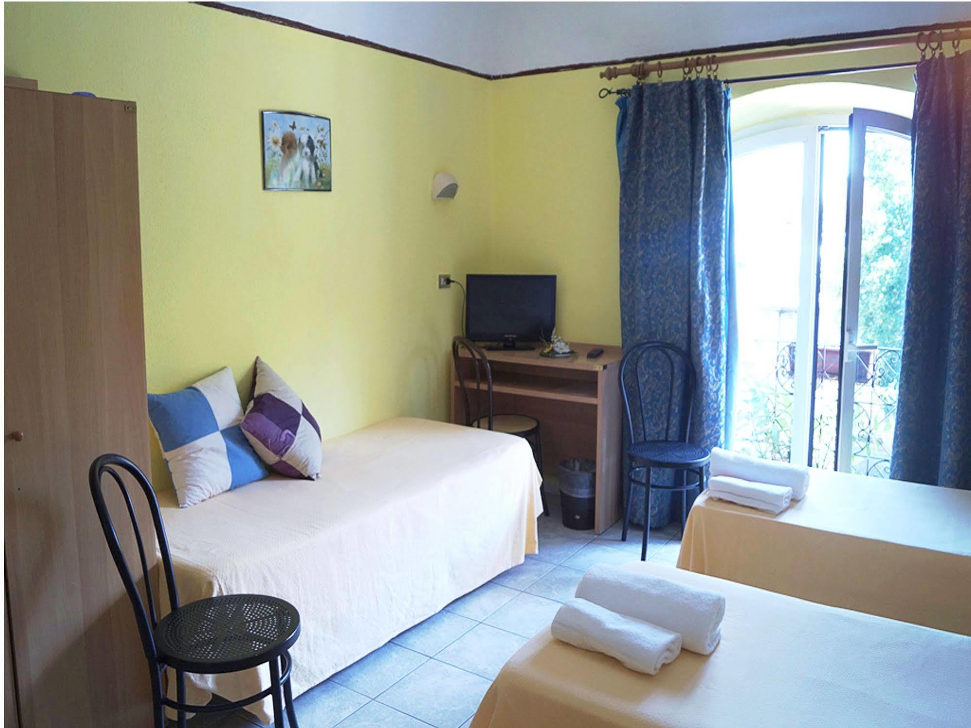 נוברה Hotel Stazione מראה חיצוני תמונה