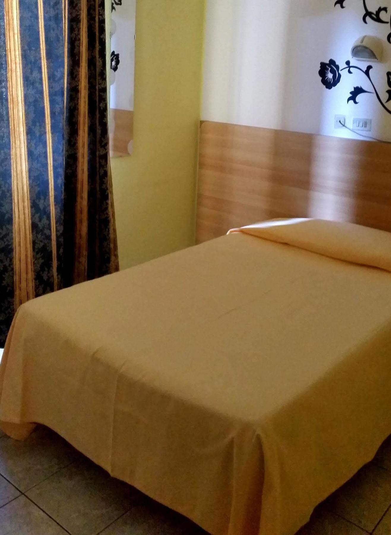 נוברה Hotel Stazione מראה חיצוני תמונה