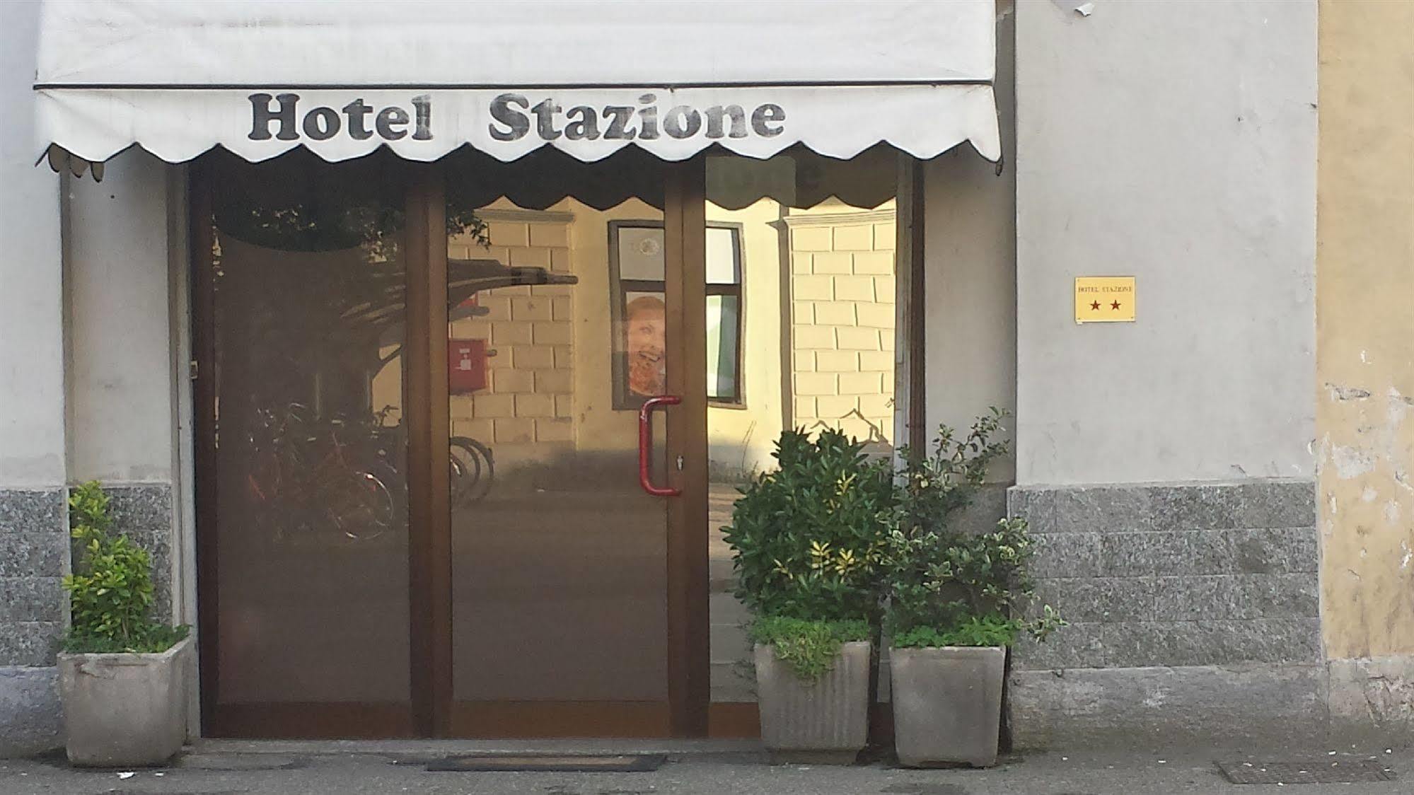 נוברה Hotel Stazione מראה חיצוני תמונה